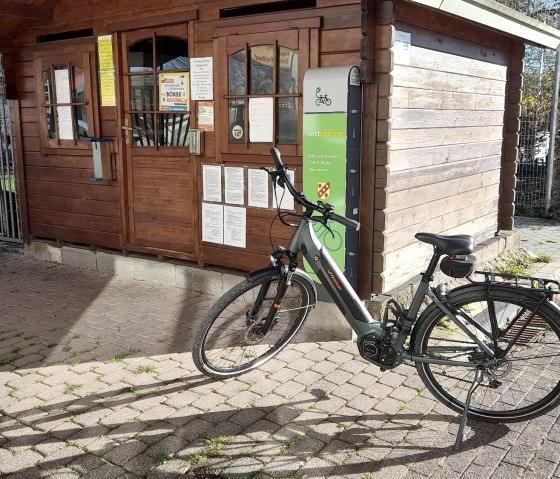 Station de recharge pour vélos électriques à la piscine de Körperich, © Felsenland Südeifel Tourismus GmbH