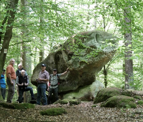 Wandergruppe am "Opferaltar", © Felsenland Südeifel Tourismus GmbH, Elke Wagner