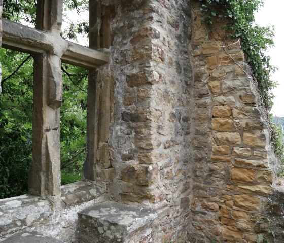 Fenster mit Sitzbänken im Palas der Prümerburg, © Felsenland Südeifel Tourismus GmbH