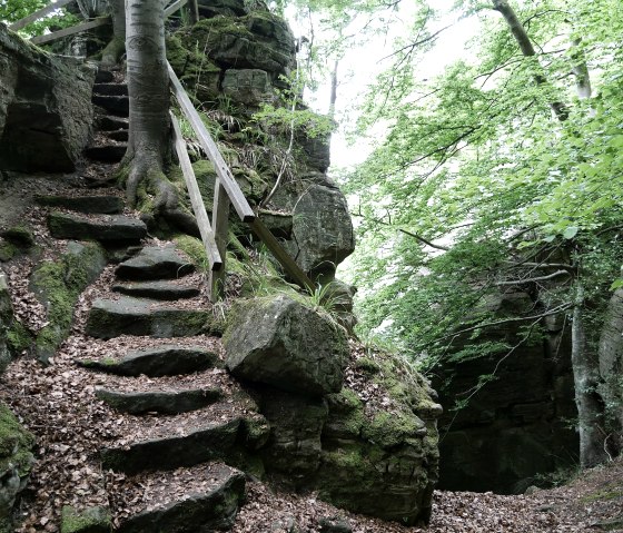 aufsteig-zum-aussichtspunkt-am-teufelsloch-bei-bollendorf, © Elke Wagner, Felsenland Südeifel Tourismus GmbH