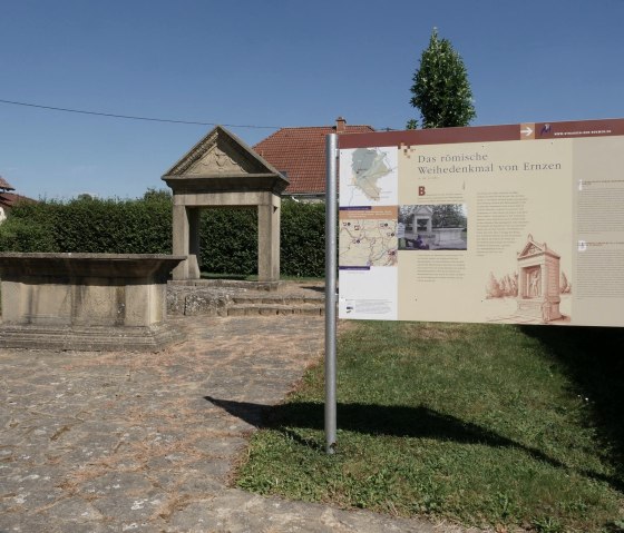 Weihedenkmal in Ernzen an den Straßen der Römer, © Felsenland Südeifel Tourismus GmbH