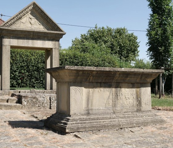 Dedication monument for Mars Intarabus in Ernzen, © Felsenland Südeifel Tourismus GmbH