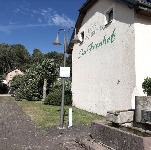 Mettendorf village square charging station, © Felsenland Südeifel Tourismus GmbH