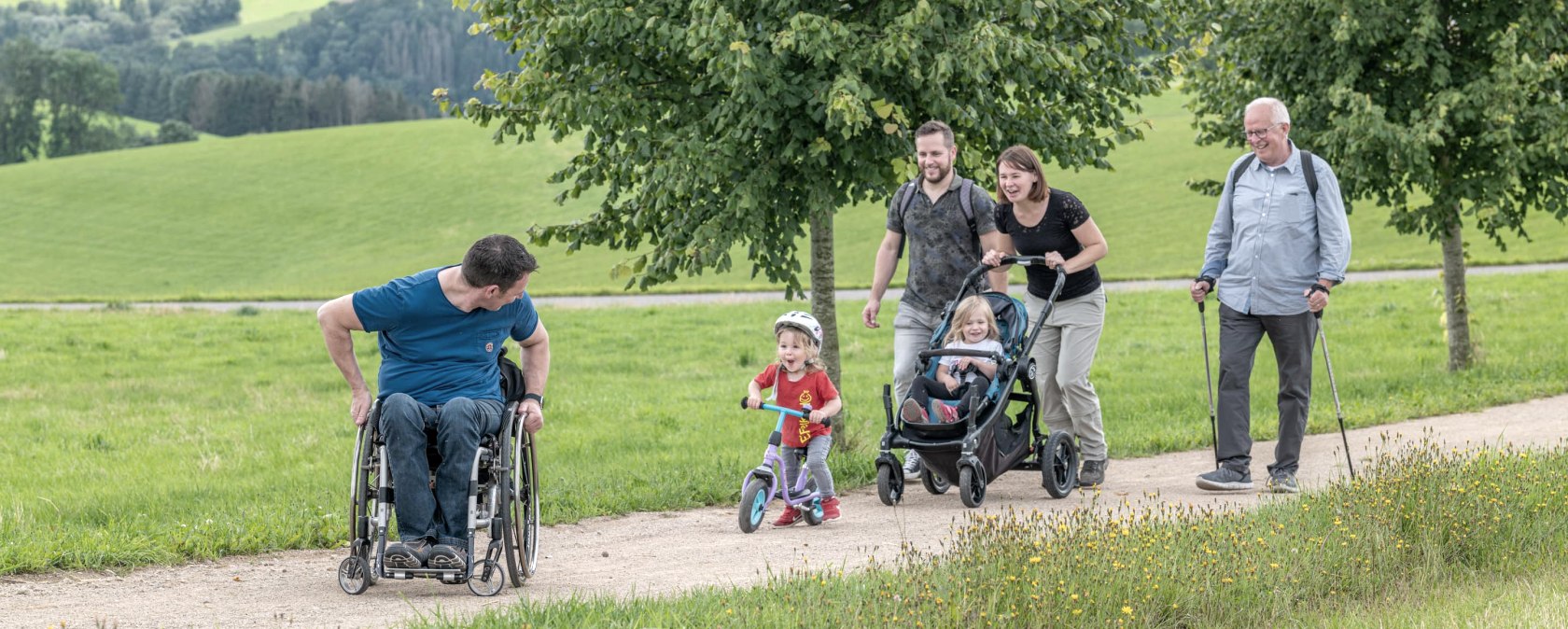 Barrierefrei unterwegs - Komfortweg Ammeldingen, © Naturpark Südeife, Thomas Urbany