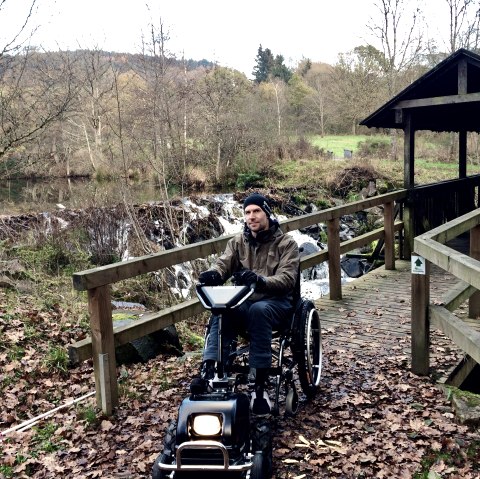 Test eines Rollstuhl-Zuggerätes im Naturpark Südeifel, © Naturpark Südeifel