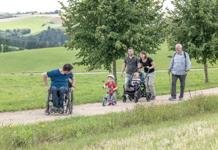 Barrierefrei unterwegs - Komfortweg Ammeldingen, © Naturpark Südeife, Thomas Urbany