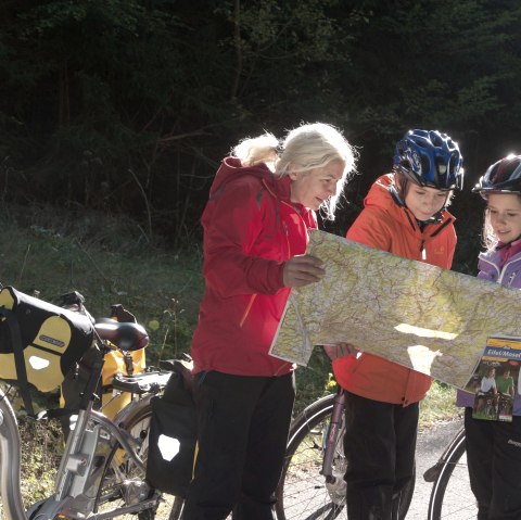 Blick in die Radkarte am Prüm-Radweg, Felsenland Südeifel, © Eric van de Perre