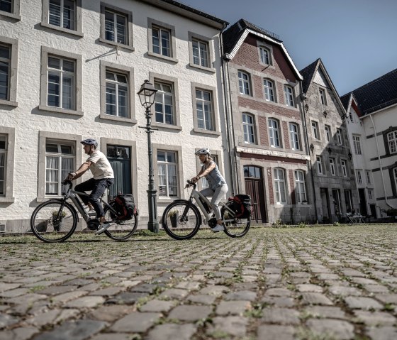 Zwei Radfahrer in Aachen-Kornelimünster, © Eifel Tourismus GmbH, Dennis Stratmann