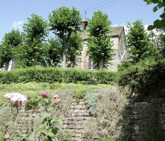 Eligiuskapel Neuerburg - Uitzicht op de tuin, © Felsenland Südeifel Tourismus GmbH