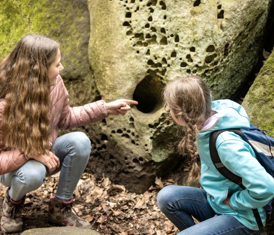 Spannende Felsen entdecken auf dem Märchenpfad Bollendorf, © Eifel Tourismus GmbH, Dominik Ketz