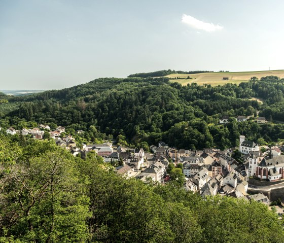 Ausblick auf Neuerburg beim Wandern auf dem Neuer-Burg-Weg, © Eifel Tourismus GmbH, D. Ketz