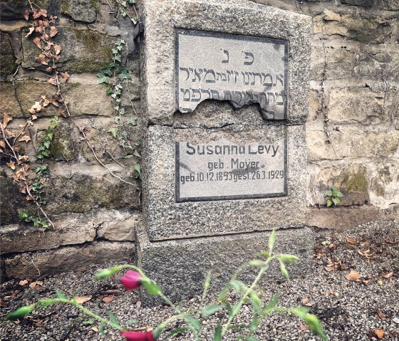 Grabstein auf dem jüdiscehn Friedhof, © Felsenland Südeifel Tourismus GmbH, A. C. Krebs