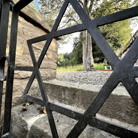 Jüdischer Friedhof Eingangsbereich, © Felsenland Südeifel Tourismus GmbH, A. C. Krebs