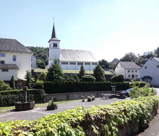 Kirche und Dorfplatz in Utscheid, © Felsenland Südeifel Tourismus, Natalie Mainz