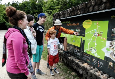 Information über das Angebot des Naturparkzentrums Teufelsschlucht im Felsenland Südeifel, © Marcus Lutz