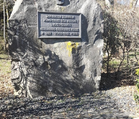 Pierre commémorative avec inscription, © Felsenland Südeifel Tourismus GmbH