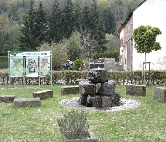 Brunnen in Mettendorf mit Infotafel, © Felsenland Südeifel Tourismus, Christian Calonec-Rauchfuss