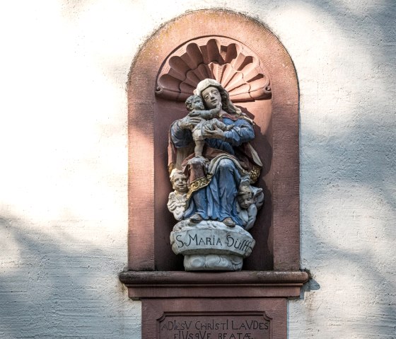 Madonna über dem Portal der Schankweiler Klause, © Eifel Tourismus GmbH / Dominik Ketz