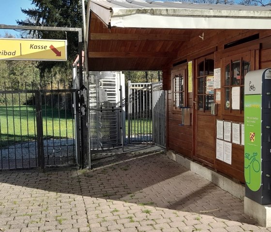 Ladestation Schwimmbad Körperich, © Felsenland Südeifel Tourismus GmbH