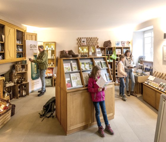 Abteihof Bollendorf - Innenansicht mit Shop, © Eifel Tourismus GmbH, Dominik Ketz