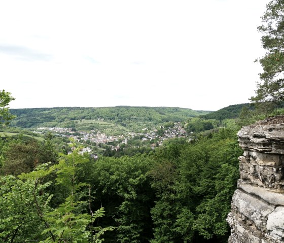 blick-vom-aussichtspunkt-oberhalb-des-teufelslochs-auf-bollendorf, © Elke Wagner, Felsenland Südeifel Tourismus GmbH