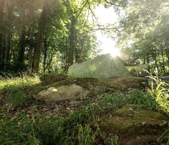 Ambiance mystique autour d'une tombe en pierre, © Eifel Tourismus GmbH, D. Ketz