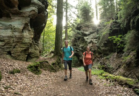 Wanderer in der &quot;Schweineställe&quot; genannten Schlucht im Felsenland Südeifel, © Eifel Tourismus GmbH / Dominik Ketz