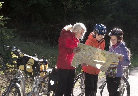 Blick in die Radkarte am Prüm-Radweg, Felsenland Südeifel, © Eric van de Perre