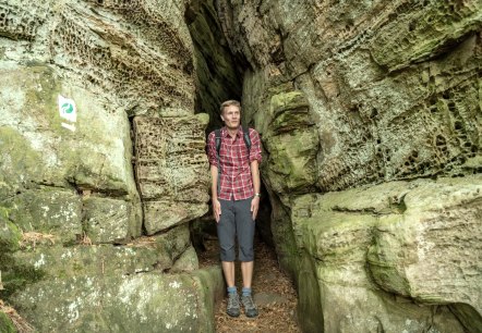 Es wird eng in der Mandrack Passage am Felsenweg 3, © Eifel Tourismus GmbH, D. Ketz