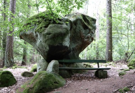 Der "Opferaltar" genannte, markante Felsblock, © Felsenland Südeifel Tourismus GmbH, Elke Wagner