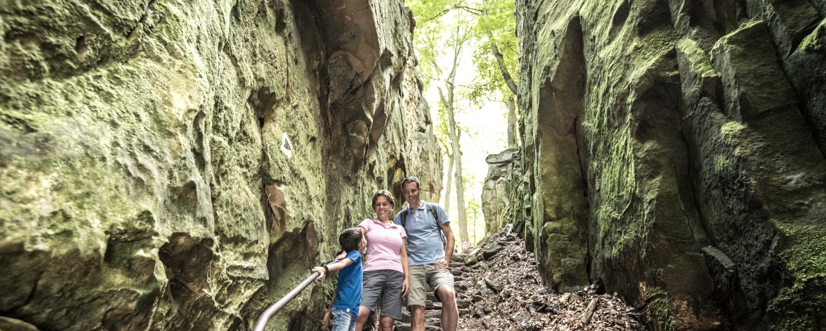 Hinunter in die Teufelsschlucht auf der Teuflischen Acht, © Felsenland Südeifel Tourismus GmbH