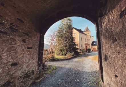 Blick durchs Tor, Schloss Roth, © Felsenland Südeifel Tourismus GmbH, AC Krebs