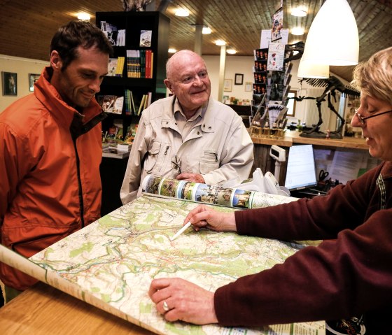 Conseil aux visiteurs au centre du parc naturel Teufelsschlucht, © Felsenland Südeifel Tourismus GmbH