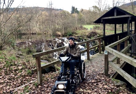 Test eines Rollstuhl-Zuggerätes im Naturpark Südeifel, © Naturpark Südeifel