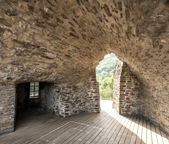 Burg Neuerburg - Mauern, © Eifel Tourismus GmbH / Dominik Ketz