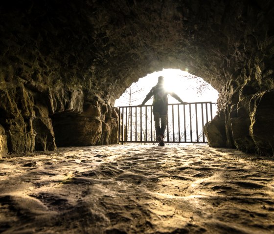 Umgeben von Fels, eingetaucht in goldenes Licht - Prümer Burg, © Eifel Tourismus GmbH, D. Ketz