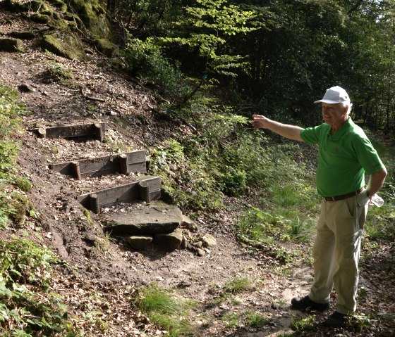 Wanderführer Manfred Schmitt navigiert uns durch die faszinierende Felsenwelt, © Lauschtour, Mainz