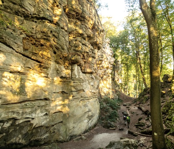 Wanderer in der Teufelsschlucht im Süden der Eifel, © Eifel Tourismus GmbH, D. Ketz