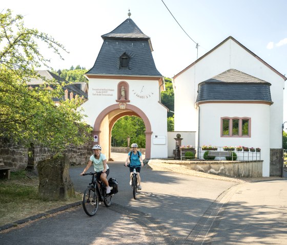 Torbogen in St. Thomas am Kyll-Radweg, © Eifel Tourismus GmbH, Dominik Ketz