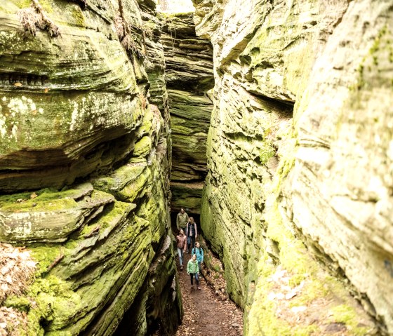 Die Lauschtour Grüne Hölle führt durch enge Felsschluchten, © Eifel Tourismus GmbH, Dominik Ketz